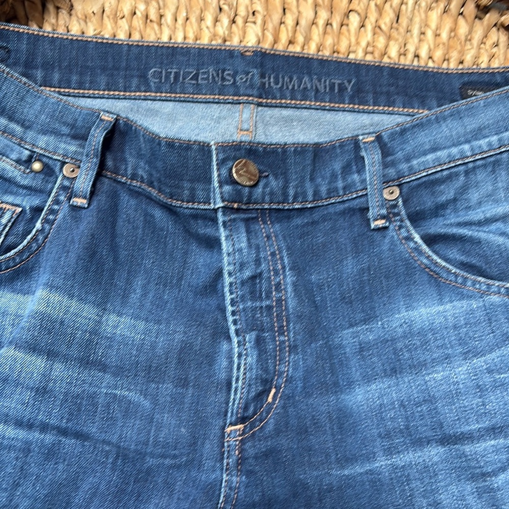 Cute cropped, non distressed Citizens of Humanity jeans.